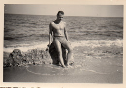 Photographie Anonyme Vintage Snapshot Maillot De Bain Slip Bel Homme Musclé - Personnes Anonymes