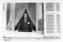 Photographie Anonyme Vintage Snapshot Fenêtre Window Rideaux Curtains - Personnes Anonymes