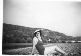 Photographie Anonyme Vintage Snapshot Maillot De Bain Jambes Legs Chapeau  - Anonymous Persons