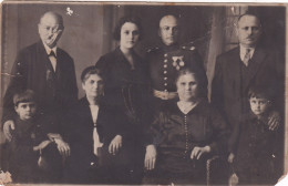 A24418 - Vintage Old Picture With Family Portraits Postcard - Photographs