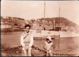 Photographie Anonyme Vintage Snapshot Bateau Boat Enfant Béretà Situer - Lieux