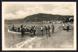 Cartolina Alassio, Strandpartie Mit Boot Und Ortsansicht  - Autres & Non Classés