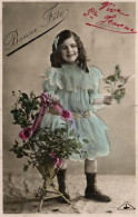 8909 -  Cartes Postales > Thèmes > > Autres   Bonne Fête   Fleurs   Petite Fille Avec  Fleurs - Sonstige & Ohne Zuordnung