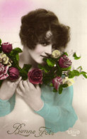 8910 -  Cartes Postales > Thèmes > > Autres   Bonne Fête   Fleurs    Jeune Femme Avec Roses - Other & Unclassified