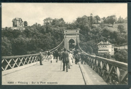 11235 FR  - FRIBOURG  - Sur Le Pont Suspendu  - Animée - Autres & Non Classés