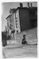 Photographie Photo Amateur Vintage Snapshot Banlieue Enfant Porte Rue Street - Personnes Anonymes