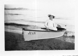 Photographie Photo Amateur Vintage Snapshot Plage Beach Enfant Child Barque Boat - Anonymous Persons