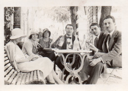 Photographie Photo Amateur Vintage Snapshot Café Bistrot Apéritif Bouteille - Personnes Anonymes