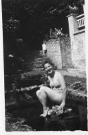 Photographie Amateur Vintage Snapshot Bikini Maillot De Bain Femme Jambes Legs  - Personnes Anonymes