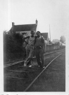 Photographie Amateur Vintage Snapshot Bel Homme Débardeur Marcel Rail Amis  - Anonymous Persons