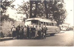 FR66 LE PERTHUS - Carte Photo Septembre 1957 - Dos Blanc - Visite Du Perthus En Bus - Animée - Belle - Sonstige & Ohne Zuordnung