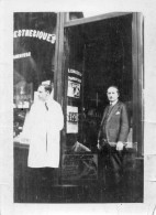 Photographie Amateur Vintage Snapshot G; Chauzeix Pharmacie Pharmacien Vitrine - Professions