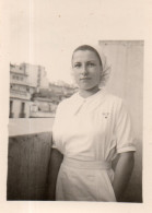 Photographie Photo Amateur Vintage Snapshot Infirmière Nurse Jolie Jeune Femme - Berufe