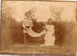 Photographie Photo Amateur Vintage Snapshot Enfant Child Déguisement  - Personnes Anonymes
