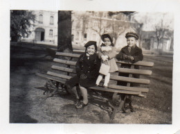 Photographie Photo Amateur Vintage Snapshot Enfant Moulins Banc Bench Child - Personnes Anonymes