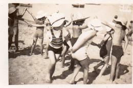 Photographie Photo Amateur Vintage Snapshot Plage Beach Enfant Child Maillot  - Lieux