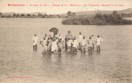 MIKICP6-031- MADAGASCAR PASSAGE DE LA MAHAVAVY PAR L INSPECTEUR BATTAGLINI ET SA DAME AU PAYS DE L OR - Madagascar