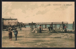 Cartolina Venezia-Lido, In Spiaggia  - Venezia