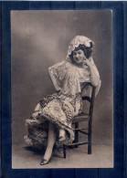 Femme Assise Sur Une Chaise - Frauen