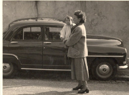 PHOTO-ORIGINALE UNE FEMME ET SON BEBE A COTE DE L' AUTOMOBILE VOITURE ANCIENNE SIMCA ARONDE  1960 - Cars