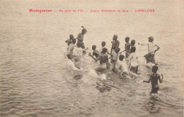 MIKICP6-033- MADAGASCAR JEUNES ANTANKARA AU BAIN AMBILOBE AU PAYS DE L OR - Madagascar