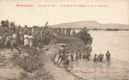 MIKICP6-034- MADAGASCAR LA BAIGNADE DES INDIGENES SUR LA MAHAVAVY AU PAYS DE L OR - Madagascar