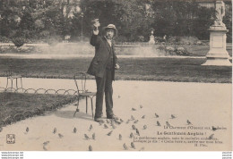 G31- 75) PARIS (I°) LE CHARMEUR D'OISEAUX AUX TUILERIES - LE GENTLEMAN ANGLAIS ! - (2 SCANS) - Paris (01)