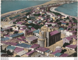 G27-13) LES SAINTES MARIES DE LA MER - VUE GENERALE AERIENNE - AU PREMIER PLAN, L' EGLISE FORTIFIEE - (1958 - 2 SCANS) - Saintes Maries De La Mer