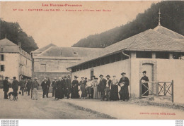 G25-65) CAPVERN LES BAINS (HAUTES PYRENEES) AVENUE DE L'HOTEL DES BAINS - (TRES ANIMEE - 2 SCANS) - Autres & Non Classés