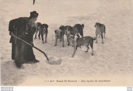 G20- GRAND SAINT BERNARD (SUISSE) UNE EQUIPE DE SAUVETEURS - (ANIMEE - MOINE AVEC CHIENS - 2 SCANS) - Autres & Non Classés