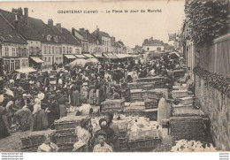 G8- 45) COURTENAY (LOIRET) LA PLACE UN JOUR DE MARCHE - (TRES ANIMEE - 2 SCANS) - Courtenay