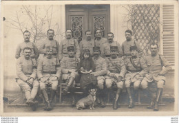 G6- LE 1er AVRIL 1919 - CARTE PHOTO DU 18° REGIMENT D'INFANTERIE SUR COL ET KEPI - 2 SCANS) - Regimente