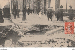 G33- 75) PARIS  - JANVIER - FEVRIER 1910 - LES INONDATIONS - UN EGOUT APRES L'EFFONDREMENT  BOULEVARD HAUSSMANN  - Überschwemmung 1910