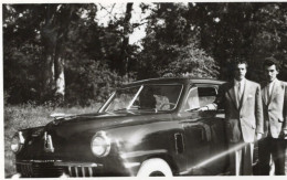PHOTO-ORIGINALE DEUX JEUNES HOMMES DEVANT L' AUTOMOBILE VOITURE ANCIENNE STUDEBAKER CHAMPION 1950/60 - Cars