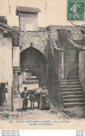 H31- 64) SAINT JEAN PIED DE PORT - PORTE DE FRANCE - INTERIEUR DES REMPARTS - COUPLE DE SAINT JEANNAIS ET ANE - Saint Jean Pied De Port