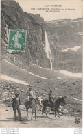 H31- 65) GAVARNIE (LES PYRENEES) TOURISTES SUR LE CHEMIN DE LA CASCADE - (ANIMEE - CHEVAUX) - Gavarnie