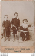 65) TARBES - CARTE PHOTO G. MALLET - PHOTOGRAPHIE MARSEILLAISE , VERS 1870 - GROUPE D' ENFANTS AVEC CERCEAUX - 2 SCANS - Tarbes