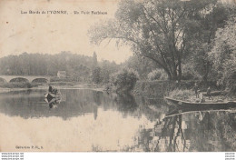 H29- 89) LES BORDS DE L YONNE - UN PETIT ROBINSON - (ANIMEE - PECHE A LA LIGNE - BARQUE - 2 SCANS) - Other & Unclassified