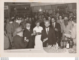 65) TARBES - STUDIO ALPY - FOIRE EXPOSITION 1952 - GOUTER OFFERT AUX BARBUS AU STAND DE L' E.D.F. -  (2  SCANS) - Tarbes