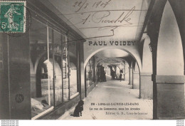 H18- 39) LONS LE SAUNIER (JURA)  LA RUE DU COMMERCE SOUS LES ARCADES - Lons Le Saunier