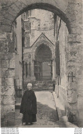 H15- 28) CHARTRES - VIEILLE RUE SAINT YVES - (ANIMEE - PERSONNAGE - 2 SCANS) - Chartres