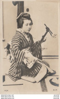 H6- JAPON - JAPAN - GEISHA - FEMME JAPONAISE AVEC SHAMISEN ET EN COSTUME TRADITIONNEL -  (MUSIQUE -2 SCANS) - Autres & Non Classés