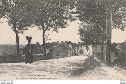 I21- 46) CASTELNAU MONTRATIER (LOT) SUR LA ROUTE - FEMME PORTANT UN PANIER SUR LA TETE  - (2 SCANS)  - Autres & Non Classés