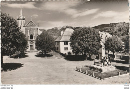 74) BOEGE (HAUTE SAVOIE) LA PLACE DE L'EGLISE - AU SECOND PLAN LA MONTAGNE DE MIRIBEL - (OBLITERATION DE 1958 - 2 SCANS) - Boëge