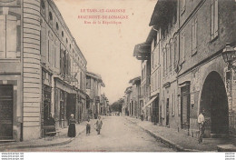 82) BEAUMONT DE LOMAGNE (TARN ET GARONNE) RUE DE LA RÉPUBLIQUE - (ANIMEE -  2 SCANS) - Beaumont De Lomagne