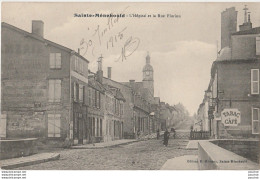 I12- 51) SAINTE MENEHOULD (MARNE) L'HOPITAL ET LA RUE FLORION  - (ANIMEE - TABAC - CAFE - 2 SCANS) - Sainte-Menehould