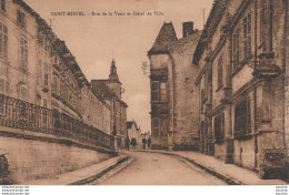 I10- 55) SAINT MIHIEL (MEUSE) RUE DE LA VAUX ET HOTEL DE VILLE - (ANIMEE - 2 SCANS) - Saint Mihiel