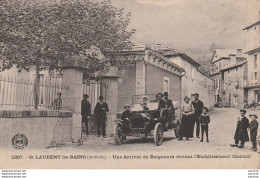 I11- 07) SAINT LAURENT LES BAINS (ARDECHE) UNE ARRIVEE DE BAIGNEURS DEVANT L'ETABLISSEMENT THERMAL  - (2 SCANS) - Sonstige & Ohne Zuordnung