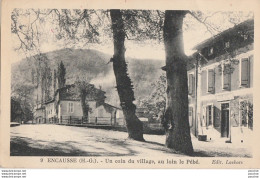 I9- 31) ENCAUSSE (HAUTE GARONNE)  UN COIN  DU VILLAGE , AU LOIN LE PEBE - (2 SCANS) - Altri & Non Classificati