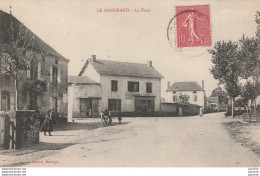 I4-03) LE BOUCHAUD (ALLIER) LA PLACE  - (ANIMEE - PUB CHOCOLAT MENIER) - Autres & Non Classés